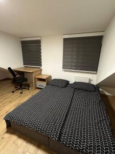 1 dormitorio con cama, escritorio y silla en Double Twin Room #4 with Private Bathroom en Varsovia