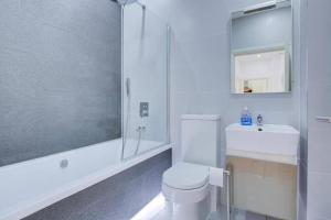 uma casa de banho com um WC, um chuveiro e um lavatório. em Open Mind Property - City Centre & Free Parking for Unlimited Vehicles em Fareham