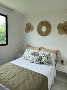 une chambre avec un lit avec des oreillers et un miroir dans l'établissement Porto Beach Resort - Beach Class Muro Alto, à Porto de Galinhas 34 autres photos