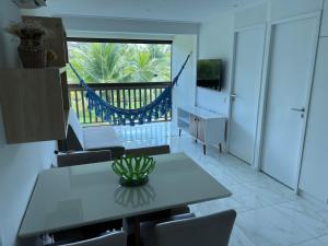 une salle à manger avec une table et des chaises et un balcon dans l'établissement Porto Beach Resort - Beach Class Muro Alto, à Porto de Galinhas