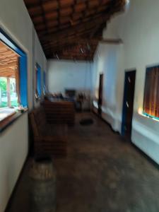 um corredor de um quarto com cadeiras e janelas em Sitio Cheiro Do Campo em Jaboticatubas