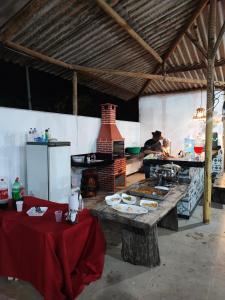 una cocina con una mesa con comida. en Sitio Cheiro Do Campo en Jaboticatubas