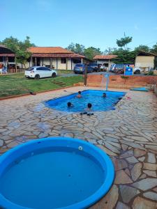 un grupo de personas en una piscina en Sitio Cheiro Do Campo en Jaboticatubas