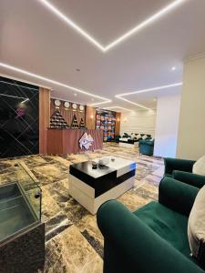 Uma área de estar em Shadow Pyramids Suites and Jacuzzi