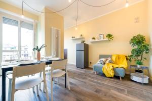 - un salon avec un canapé bleu et une table dans l'établissement Vista Mole, Centro a 15 min - Luxury Suites & fast WiFi, à Turin