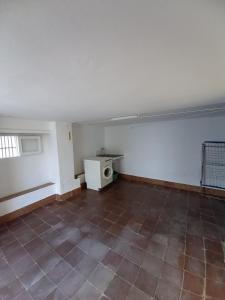 um quarto vazio com uma parede branca e piso em azulejo em El Mirador em Higuera de la Sierra