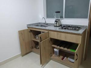 uma cozinha com um lavatório e uma bancada em Apartaestudio 203 Gaitán em Bogotá