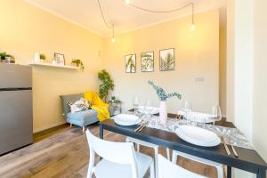 - une salle à manger avec une table et des chaises dans l'établissement Vista Mole, Centro a 15 min - Luxury Suites & fast WiFi, à Turin
