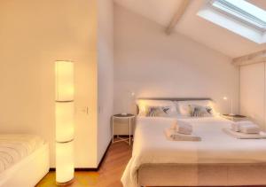 ein Schlafzimmer mit einem Bett mit zwei Handtüchern darauf in der Unterkunft Livin' Portofino LUX in Santa Margherita Ligure