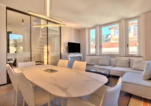 ein Wohnzimmer mit einem Tisch und einem Sofa in der Unterkunft Livin' Portofino LUX in Santa Margherita Ligure