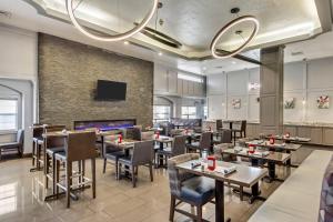 A restaurant or other place to eat at Radisson Salt Lake Airport