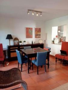 ein Esszimmer mit einem Tisch und Stühlen in der Unterkunft Soltroia Beach House in Carvalhal