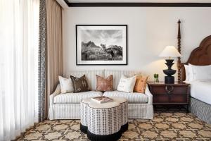 Posezení v ubytování Omni Scottsdale Resort & Spa at Montelucia