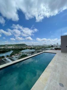 una piscina en la azotea de un edificio en Moderno dúplex tipo loft 1BR, en Cartagena de Indias