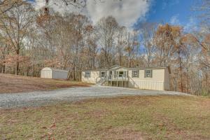 una casa en una colina con entrada en Peaceful Six Mile Vacation Home with Fire Pit, en Six Mile