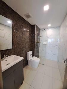 a bathroom with a sink and a toilet and a shower at Arcadia Beach Continental by Saowanee in Pattaya South