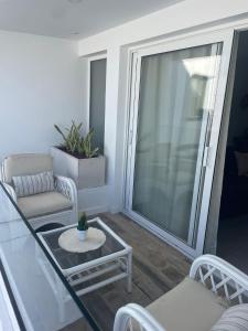 una sala de estar con una gran puerta corredera de cristal en Casa Lorenzo, en Puerto del Carmen