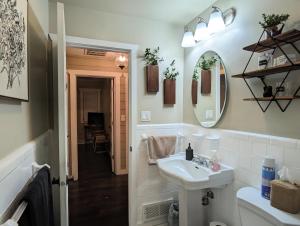 Ένα μπάνιο στο Modern Lakefront Retreat Near Brooklyn and Jackson Michigan +23 φωτογραφίες