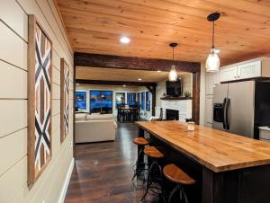 Η κουζίνα ή μικρή κουζίνα στο Modern Lakefront Retreat Near Brooklyn and Jackson Michigan