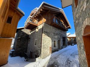 a building with a balcony on top of it in the snow at Appartement Saint-Martin-de-Belleville, 6 pièces, 12 personnes - FR-1-452-199 in Saint-Martin-de-Belleville