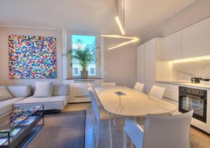 eine Küche und ein Wohnzimmer mit einem Tisch und Stühlen in der Unterkunft Livin' Portofino LUX in Santa Margherita Ligure