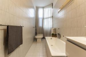 een badkamer met een bad, een toilet en een wastafel bij La casa azzurra in San Giorgio Di Mantova