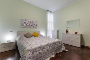 een slaapkamer met een bed en twee nachtkastjes bij La casa azzurra in San Giorgio Di Mantova