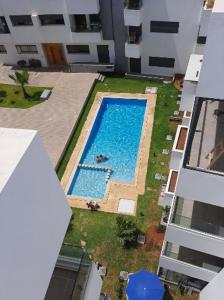 an overhead view of a swimming pool in a building at Appartemment 3 pièces à Harhoura in El Harhoura