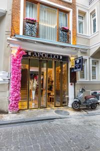 イスタンブールにあるAPOLLO HOTEL & APARTMENtSのピンクの花が目の前に咲く店