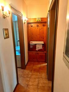 um corredor com uma porta que leva a um quarto em luminoso ed accogliente, centralissimo appartamento indipendente em Cortina dʼAmpezzo