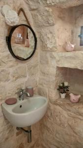 A bathroom at Trullo la perla di pietra