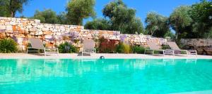 The swimming pool at or close to Trullo la perla di pietra