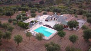 The swimming pool at or close to Trullo la perla di pietra