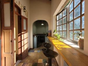una cocina con una barra larga con dos taburetes en Soul Rebel Rio - urban retreat, en Río de Janeiro