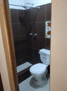 ein Bad mit einem WC und einer Dusche in der Unterkunft Casa Chicama in Malabrigo