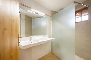 富爾普梅斯的住宿－Brugger's Ferienwohnungen，一间带水槽和镜子的浴室