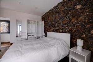 מיטה או מיטות בחדר ב-Fontinha Terrace View House