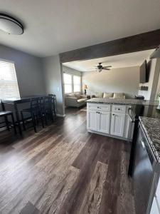 cocina y sala de estar con mesa y sillas en Your Saint Louis home, en Benton