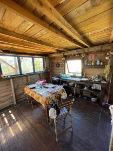 a room with a table and chairs in a cabin at Mirando el Mar in Barra de Valizas