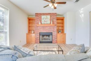 Gallery image of Relax Fireside! Poolside Oasis 3 Mi to Dtwn Sanger in Sanger