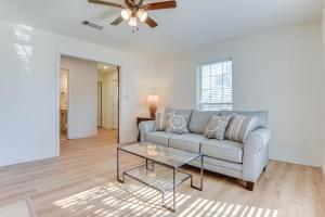 Gallery image of Relax Fireside! Poolside Oasis 3 Mi to Dtwn Sanger in Sanger