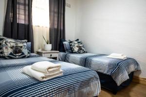 En eller flere senge i et værelse på Taronga Mansions at Green Point stadium