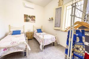 um quarto com 2 camas e uma janela em Villa Agata Salentino by Villa Plus em San Michele Salentino