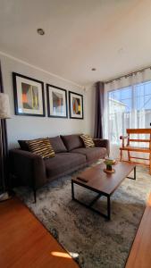 uma sala de estar com um sofá e uma mesa de centro em Casa Descanso Serena em La Serena