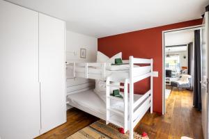 1 dormitorio con 2 literas en una habitación en Haus Burgermeister Wohnung Erzhorn, en Arosa