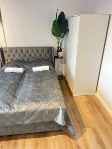 una camera da letto con un letto con copriletto argentato di Kölner City Apartment direkt am Zentrum Nähe Hbf a Colonia