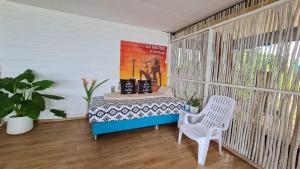 una piccola camera con letto e sedia di The Hut Koh Mak Sea View a Ko Mak