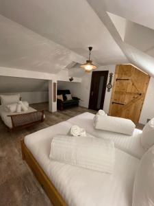 1 Schlafzimmer mit 2 weißen Betten in einem Zimmer in der Unterkunft Apartament Yannis in Alba Iulia