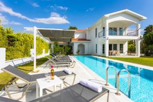 Πισίνα στο ή κοντά στο Villa Crystal