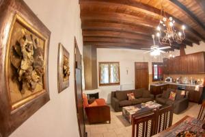 a living room with a couch and a table at Το σπίτι στο αγρόκτημα in Droserón